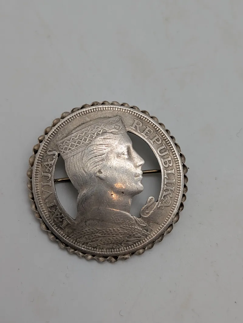 Latvijas Republika 5 Lati Sølvmønt Broche