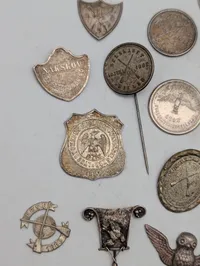 Samling af danske skytte- og fugleskydningstegn i sølv og metal
