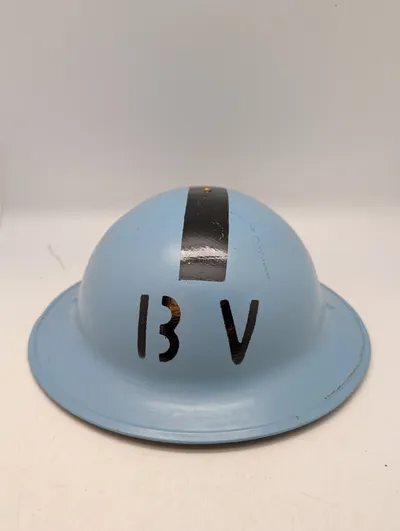 Canadisk G.S.W. MK I Stålhjelm fra 1941 med Civilforsvarsmaling