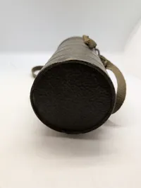 Tysk gasmaske med metalbeholder og filter