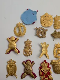 Samling af danske militære emblemer og korpsmærker i metal