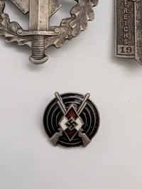 Samling af tyske militære og politiske emblemer, efter 45 