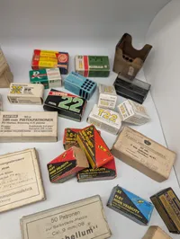 Stor samling af vintage ammunitions æsker tomme  fra diverse producenter