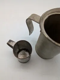 To antikke danske mål i metal, dateret 1948 og 1950