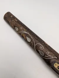 Osmannisk flintlåspistol med perlemorsindlæg og messingbeslag, Dekoration.